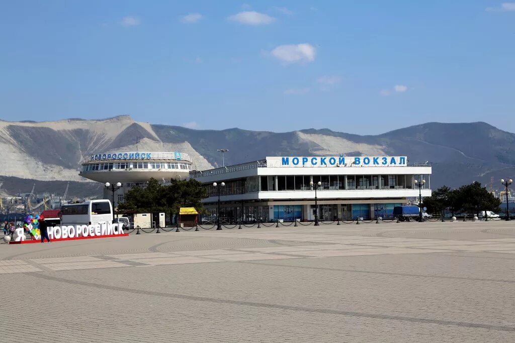 Новороссийский аэропорт. Старый аэропорт в новороссийске. Аэропорт новороссийск. Новороссийский аэропорт. Аэродром новороссийск.
