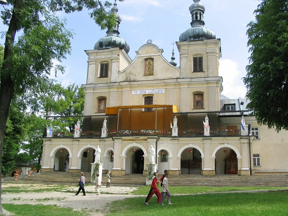 Кальвария. Кальвария Pacławska. Кальвария Паславска Польша. Гора Кальвария в Польше фото. Кальвария шелковистая.