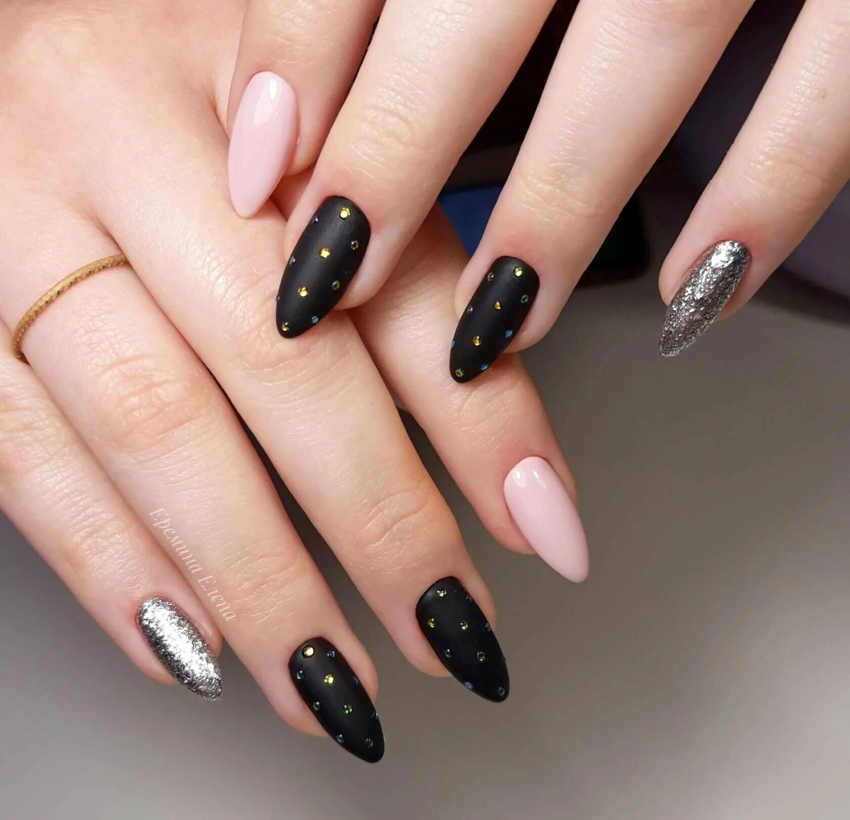 ногти чёрные матовые миндаль длинные. черный миндаль 2022. черный маникюр. черные ногти. чёрный маникюр на длинные ногти острые.