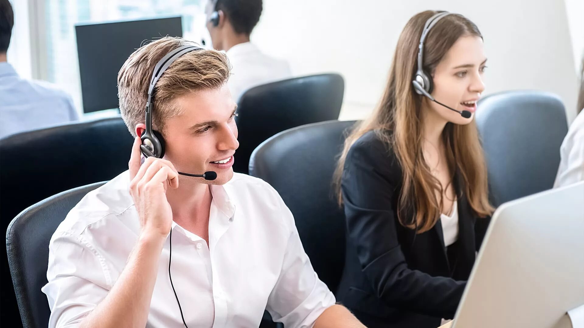 Специалист call-центра. Разговор по телефону. Телефонный разговор. Девушка колл центр. Контактный центр.