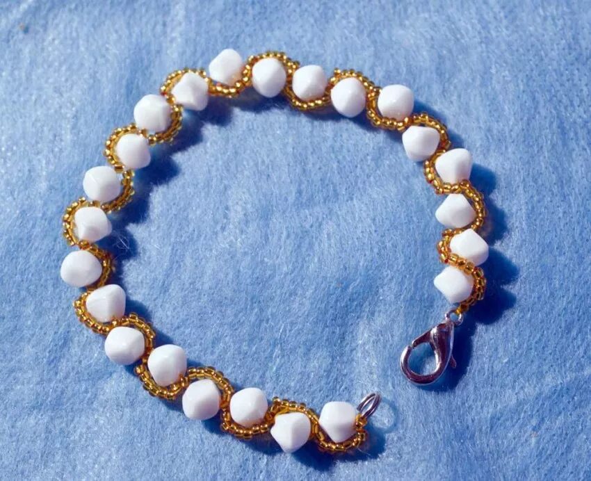 Украшения бусы. Браслет из бисера и бусин. Из простых бусин. Ожерелье из бусинок. Изделия из бисера легкие.