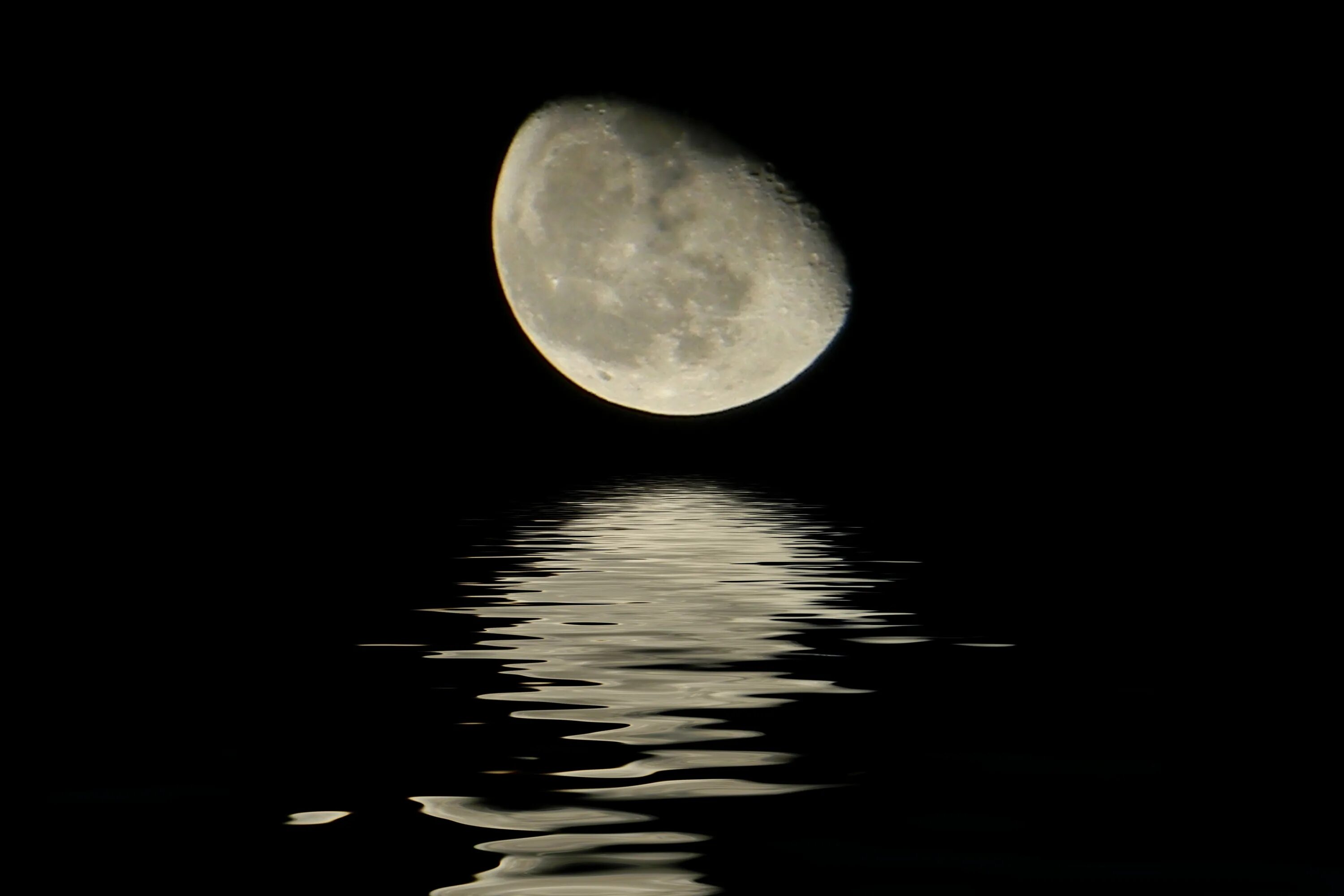 Луна. Отражение Луны в воде. Блики Луны. Блики Луны на воде. Лунная вода на луне