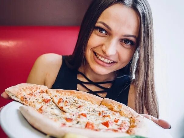 Пицца была улыбка похожа. Пицца улыбается. pizza улыбка актриса. пицца улыбка клип. актриса из клипа пицца улыбка.