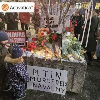 Куда несут цветы навальному