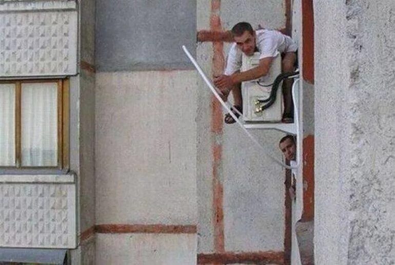 Искусство адриана соммелинга. Голландский фотограф эдриан соммелинг. Монтаж кондиционера. Смешной фотошоп. Установщик кондиционеров прикол.