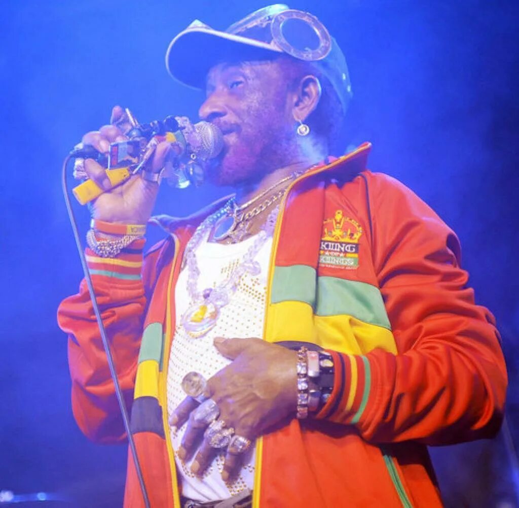 Scratch perry. Lee scratch perry. ли перри ямайский музыкант. lee scratch perry keith richards. ли перри фото.