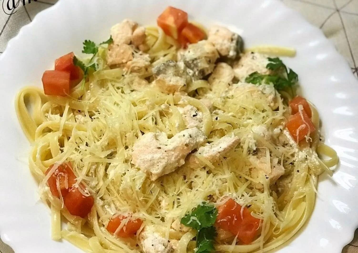 Паста пенне с форелью. Паста фетучини с форелью. Паста фетучини с форелью. Паста карбонара с лососем. Фетучини с морепродуктами.