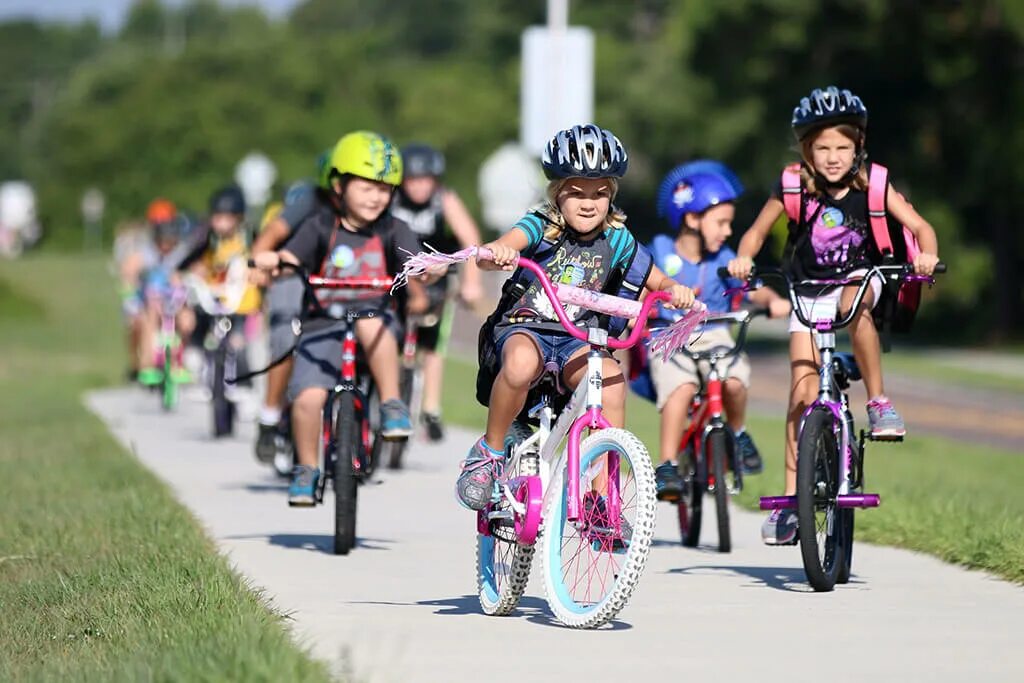 The children ride bikes. Дети с велосипедом. Велоспорт для детей. Велогонки для детей. Велик для детей.