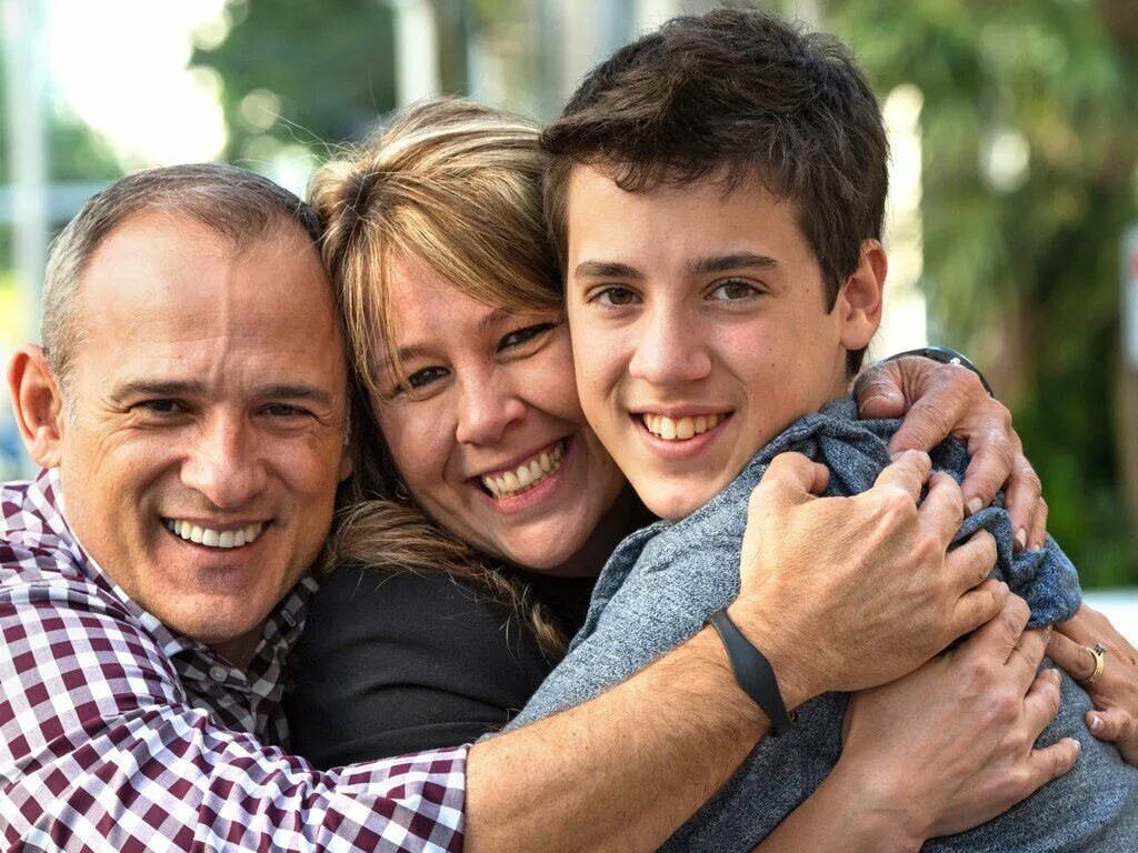 Встречаюсь со своим отцом. Встреча с родителями. Встречаюсь со своим отцом. Разговор в семье. Папа с ребенком на закате.