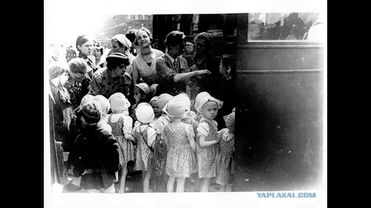 Почему эвакуированные дети были похожи на старичков. Детский сад в блокадном Ленинграде. Дети в годы блокады Ленинграда. Белые панамки Ленинград.