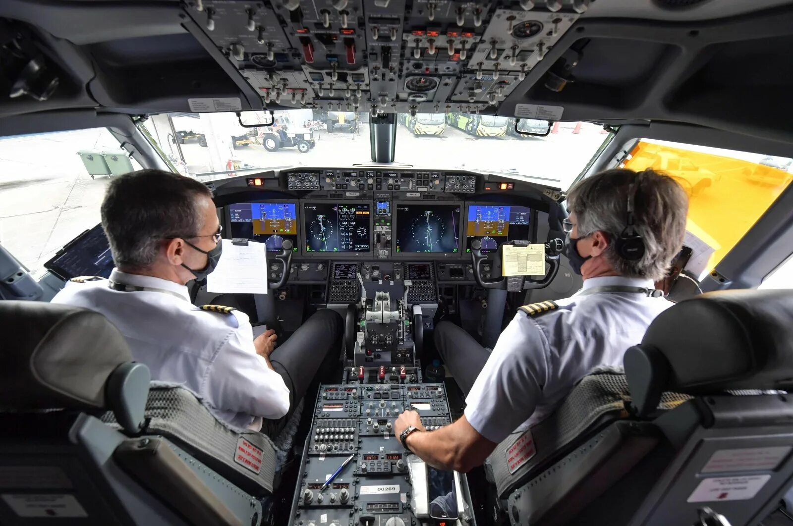 Boeing 737 max 8 система mcas. системы боинга. боинг 737 макс двигатели. 737 max 8 cockpit. Boeing 737 max кабина пилотов.