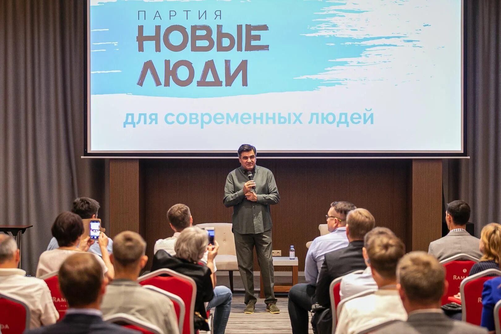 Партия новые люди мерч. Региональная партия новые люди. Представитель партии новые люди. Офис партии новые люди. Региональная партия новые люди.
