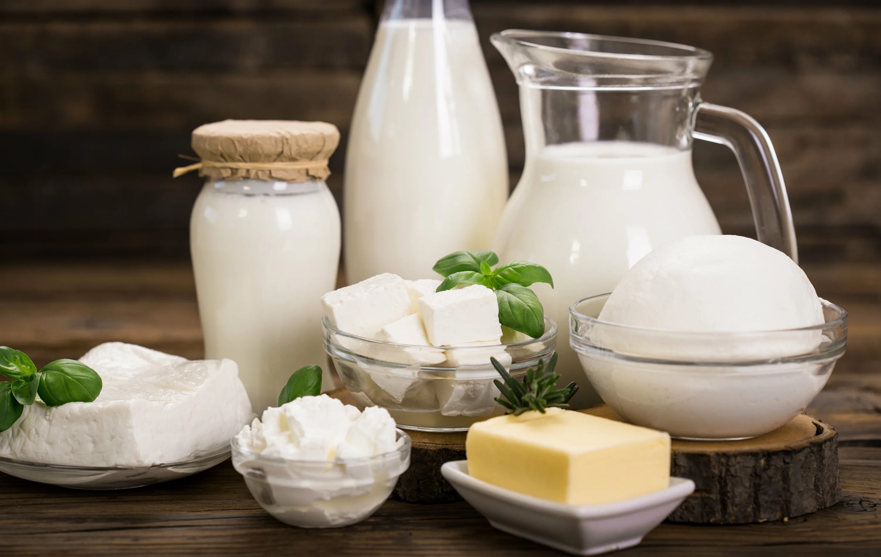 Молочные и кисломолочные. Молочные продукты. молочный продукт. кисломолосныепродукты. молочные изделия.