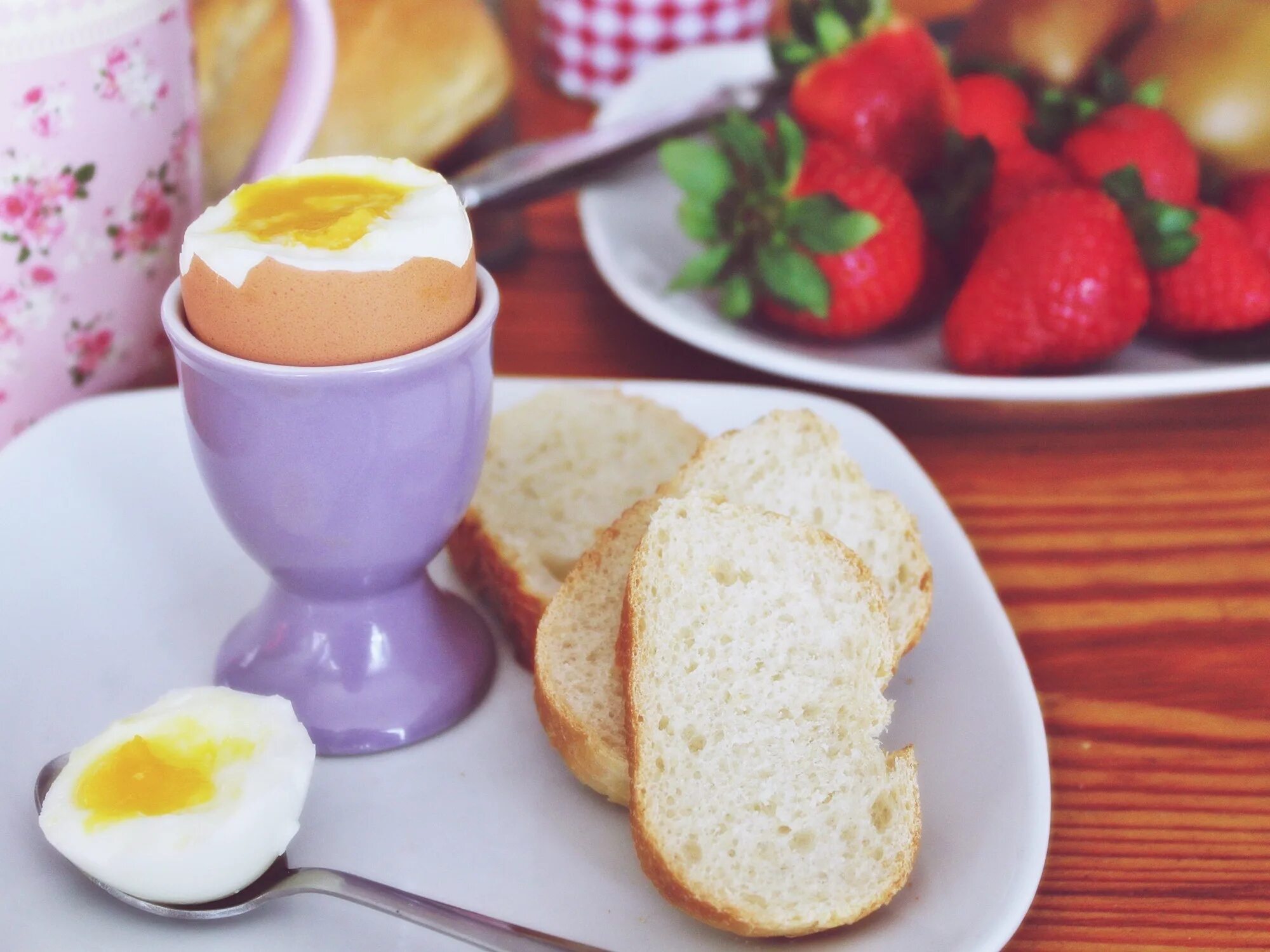 Завтрак. Завтрак с яйцом. Завтрак с вареными яйцами. Яичница для завтрака. Можно есть яйца каждый день на завтрак