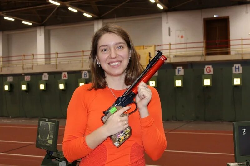 Спортивная стрельба из пневматического пистолета 10 метров. Стрельба 10 метров. Черноусов стрельба. Стрельба 10 метров. Малокалиберная винтовка для пулевой стрельбы.