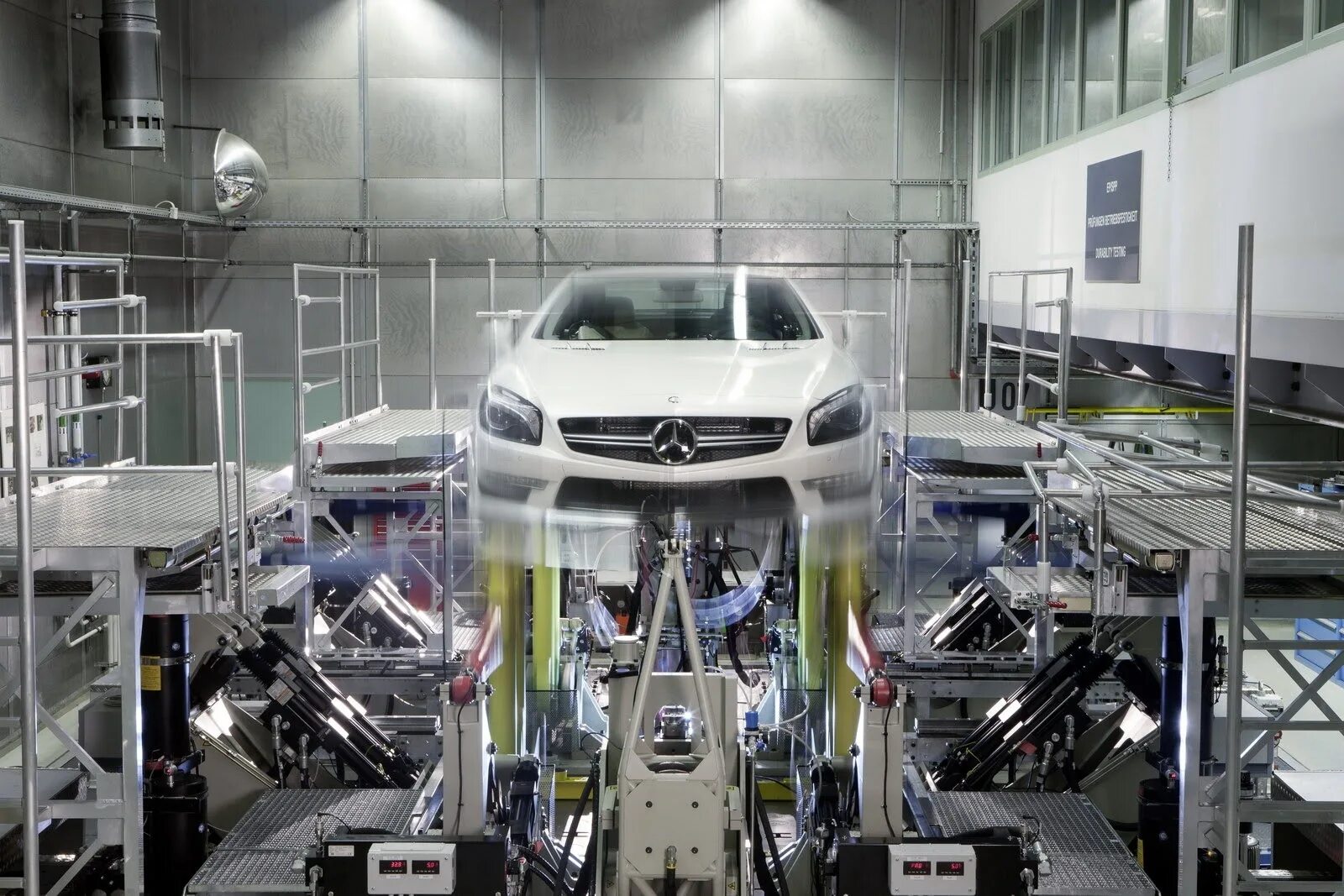 испытание автомобиля. краш тесты автомобилей. Geely mk краш тест. испытание автомобиля. краш тесты автомобилей.