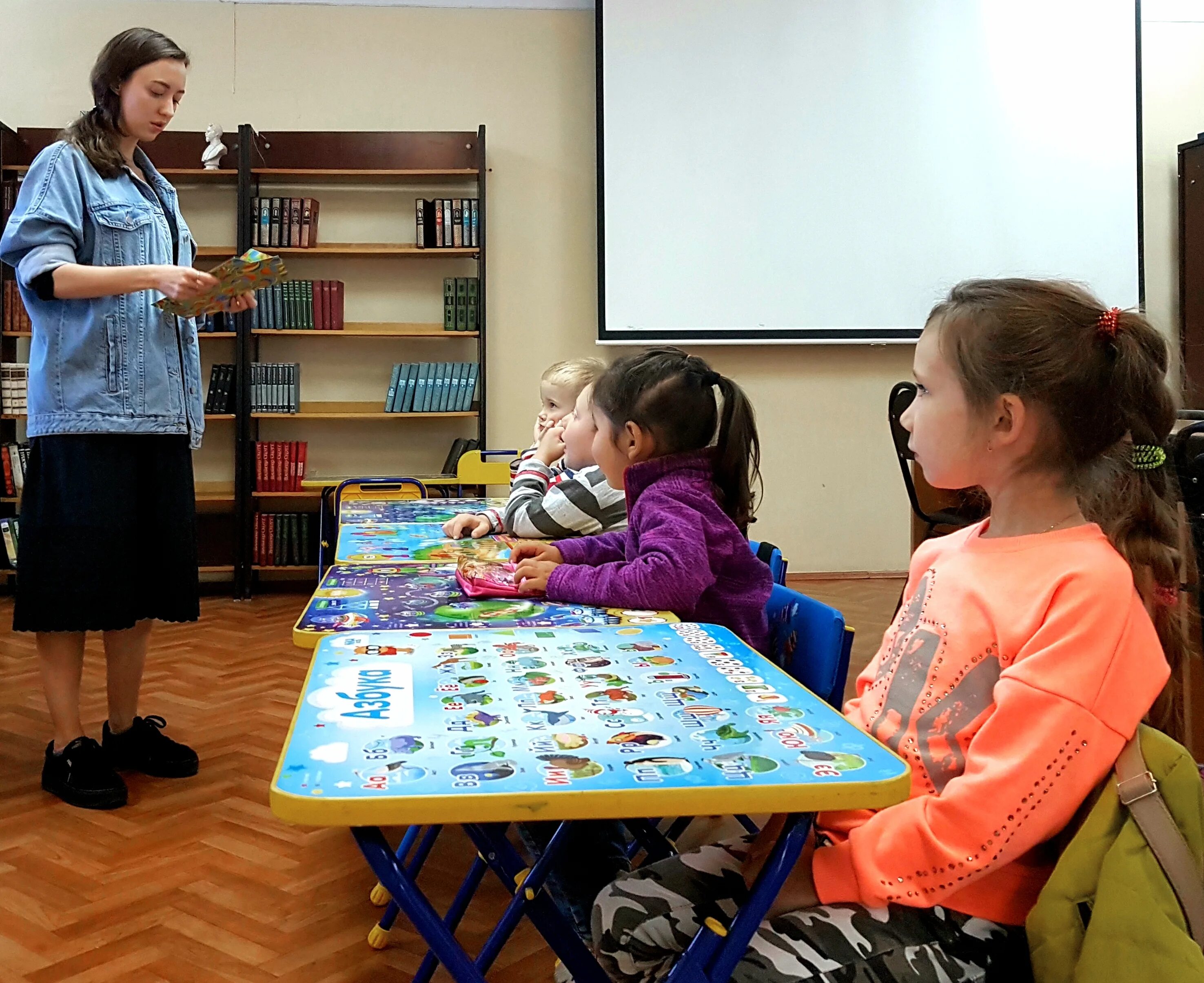 Ходить на кружок на английском. Кружок английского языка. кружок по английскому языку в детском саду. кружки английского языка для детей.
