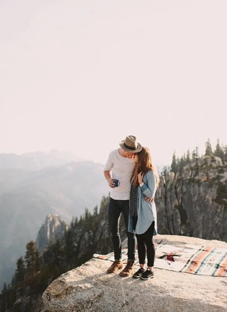 Adventures couples. Влюбленные на горе. Пара в горах. Влюбленные пары в горах. Парень с девушкой в горах.
