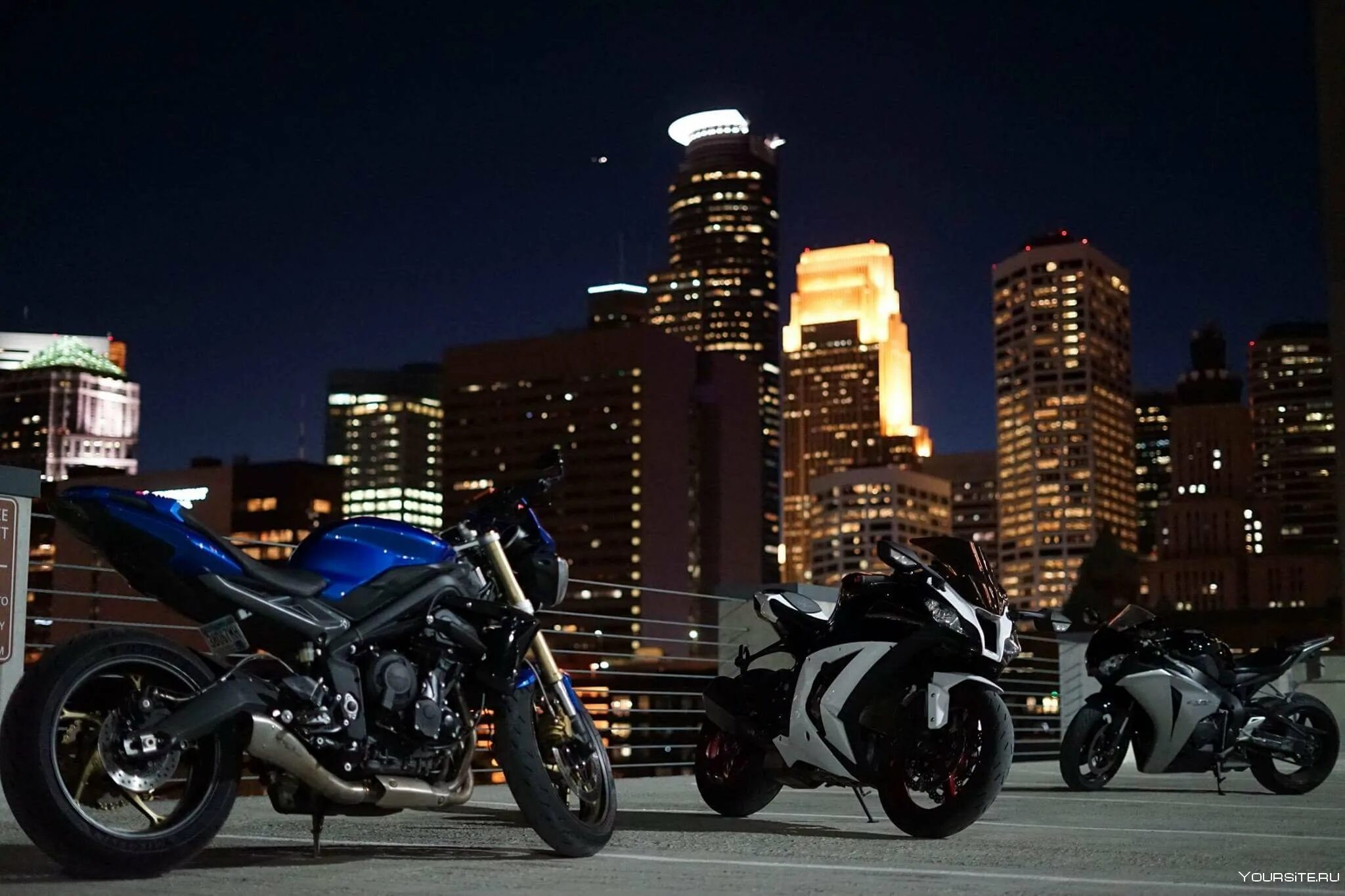 Две мотоцикла на городе. Кавасаки версус. Мотоцикл для города. Ducati monster 696. Две мотоцикла на городе.