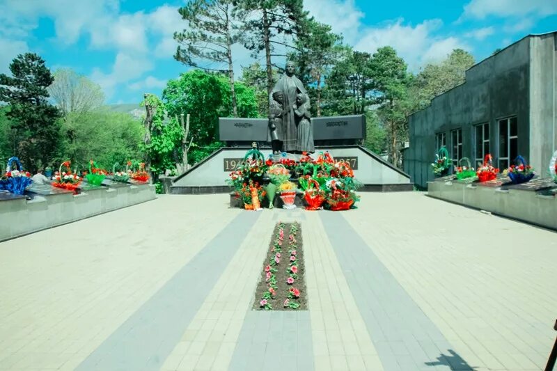 День возрождения карачаевского народа. Памятник Возрождение карачаевского народа. Памятник жертвам депортации карачаевского народа в Учкекене. 3 Мая Возрождение карачаевского народа.