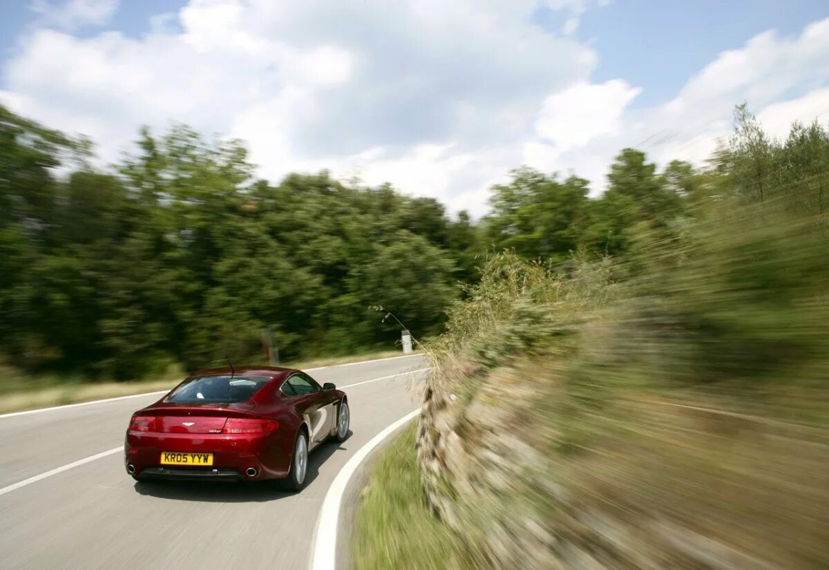 Машины едут и стреляют. Aston Martin Vantage обои 4k. Машина на дороге. Ехали машины. Машина едет по дороге.