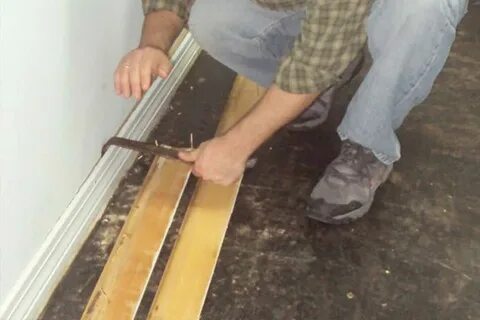 Как снять плинтус с пола