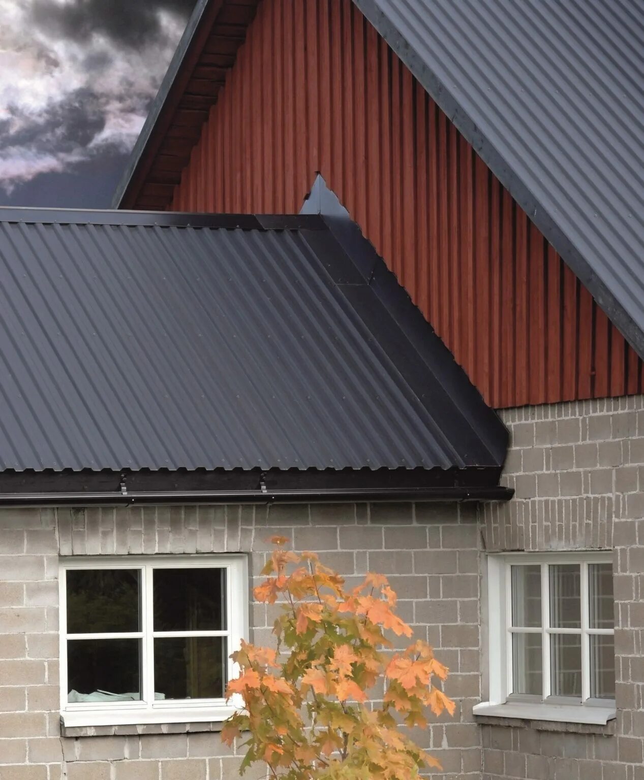 7024 стальной бархат профнастил с21. Крыша профнастил графит. Крыша из серого профнастила. Крыша профнастил графит. Крыша профлист с-40.