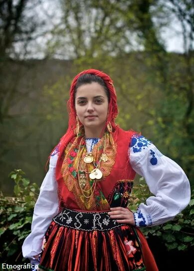 Молдова девушки. Молдавия молдаване внешность. Наряд Молдаванки. Молдаванка в национальном костюме. Португальская девушка в национальном костюме