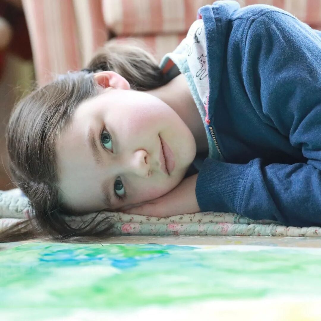 Красивые девушки с аутизмом. Девушка аутистка. Соня шаталова аутизм. Девочка с аутизмом срослась с диваном. Девочка с аутизмом срослась с диваном.