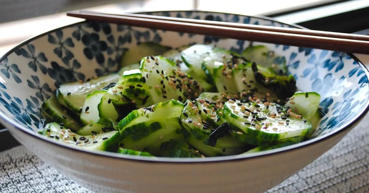Рецепты огурцов свежих быстро и вкусно. Огурцы суномоно. суномоно японский салат. суномоно японский салат из огурцов. огуречный салат.