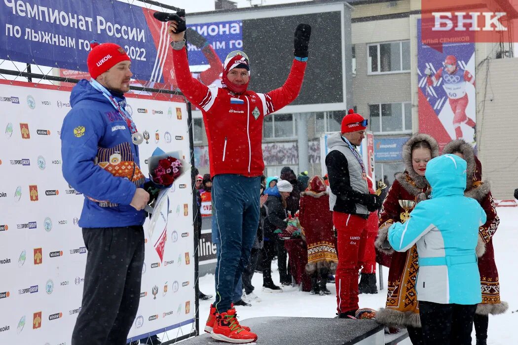 Награждение лыжников. Чемпионат России по лыжным гонкам в Сыктывкаре. Большунов лыжные гонки Сыктывкар 2022. Ванеев лыжник из Коми. Лыжи чр сегодня результаты