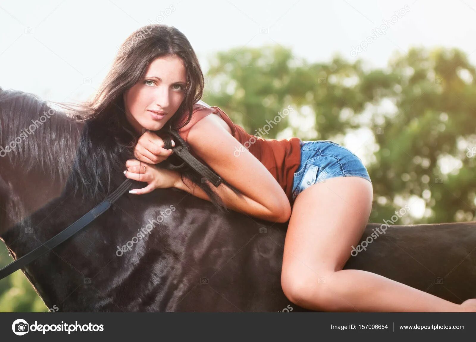 Девушка лежит на коне. Девушка лёжа на коне. Женщина лежит с лошадью. Женщина и лошадь лежа.