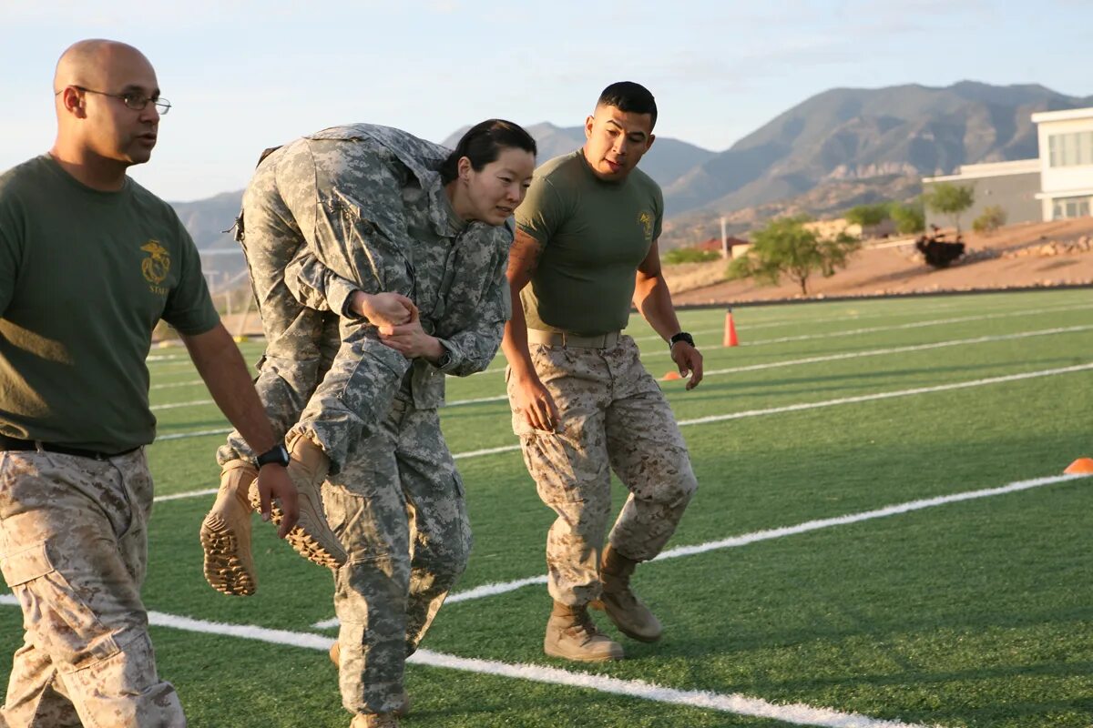Army test. Boot camp military. фитнес милитари. fireman carry. british army 2008 training.