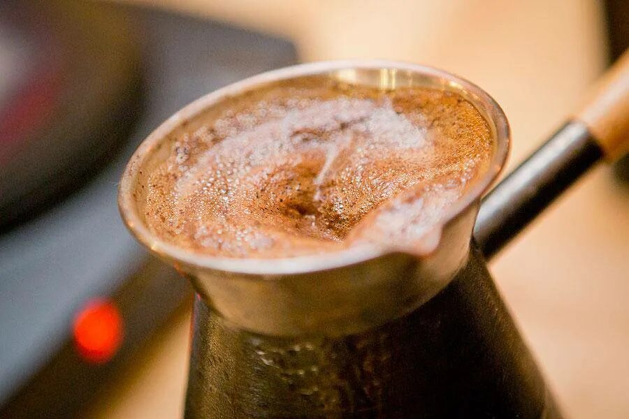 Кипящее кофе. Кофе в турке. Кофе в турке с пенкой. Джезва для кофе. Вареный кофе.