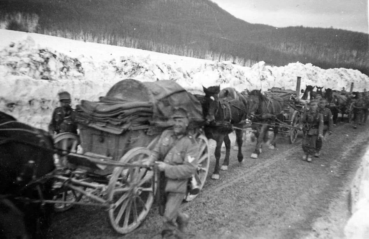 Гужевая телега вермахта. Обоз Советская армия 1941. Гужевой обоз. Военные конные обозы.