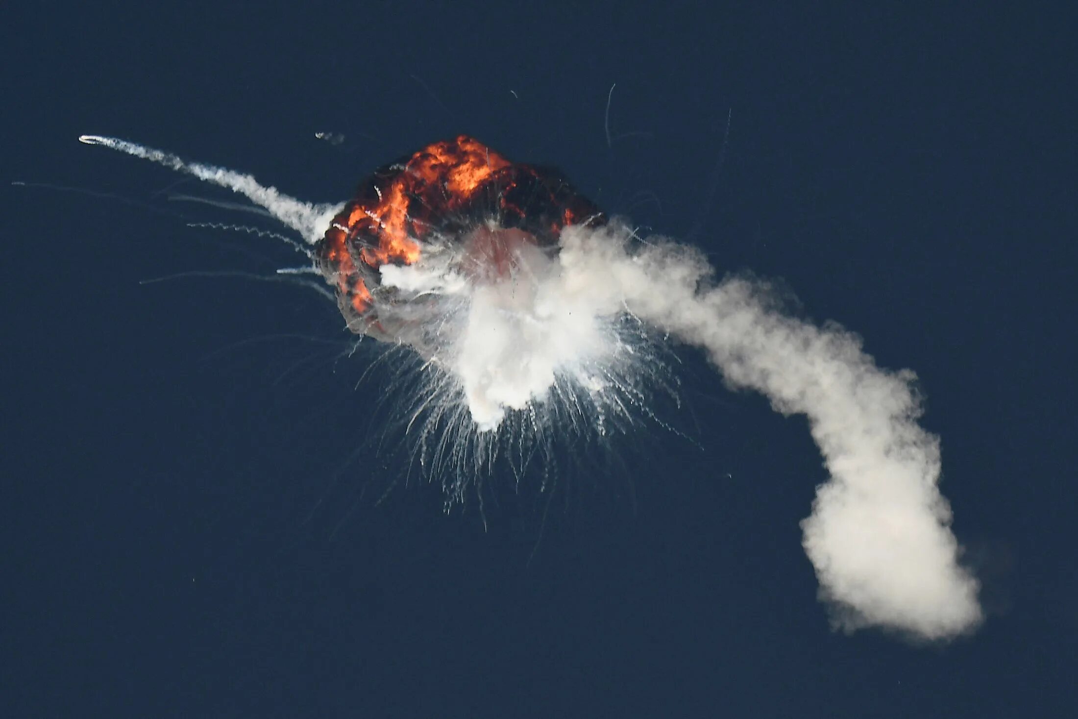 Как взорвать ракету. Как взорвать ракету. Антарес ракета взорвалась. Bgm-109 tomahawk взрыв. Ракета spacex взорвалась.