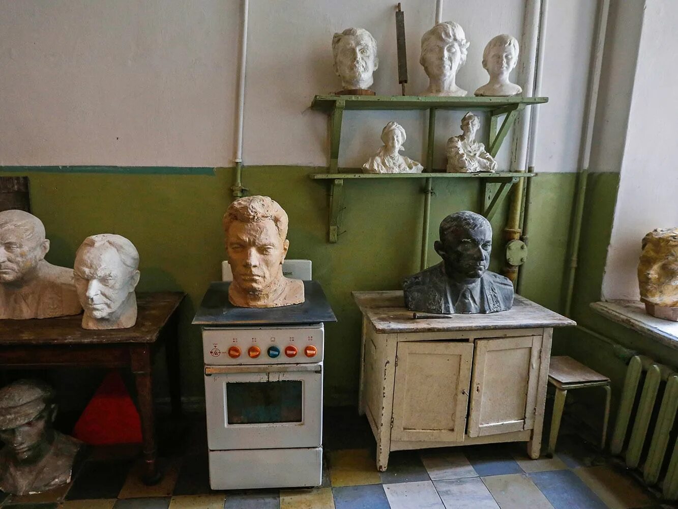 Комната иосифа бродского. Музей иосифа бродского в санкт-петербурге. музей бродского в санкт-петербурге полторы комнаты. музей иосифа бродского в санкт-петербурге бар. дом музей.