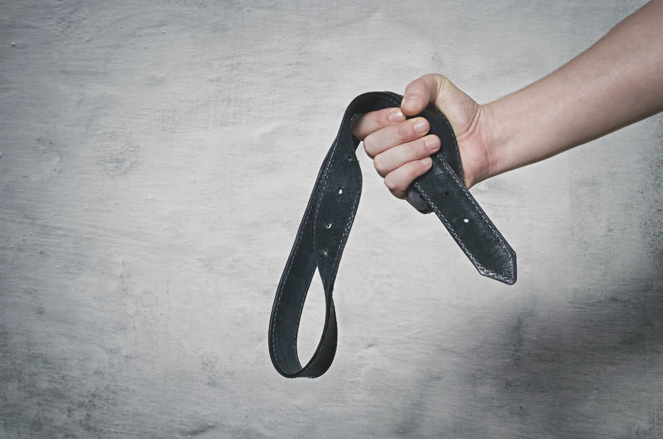 Наказывает плеткой. Плетка в руке мужчины. Лопухиной. Наказание мужчины. Наказание ремешком.