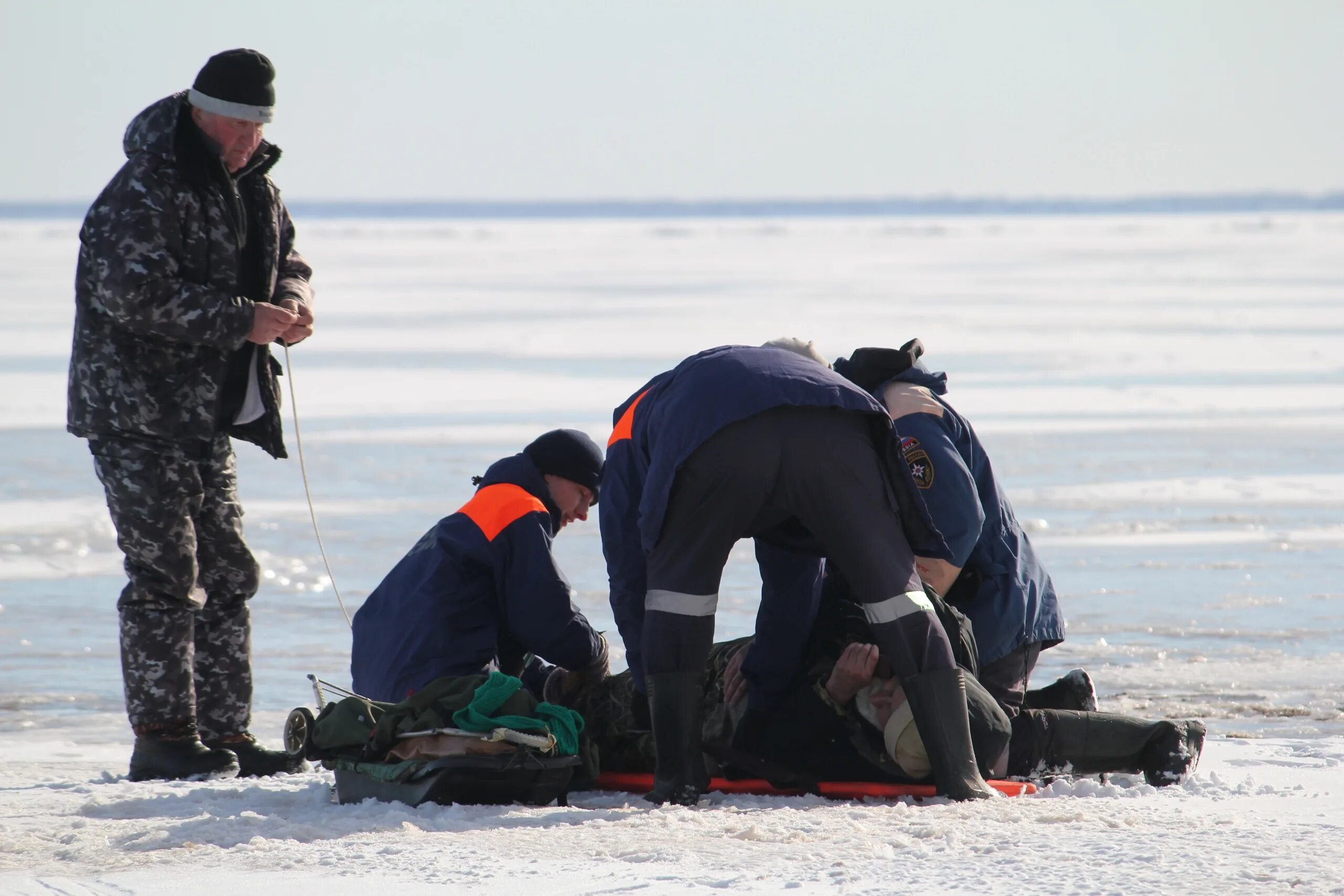 летом рыбаки разрушили. летом рыбаки разрушили. промысел рыбы на байкале. река. рыболовный промысел оз.