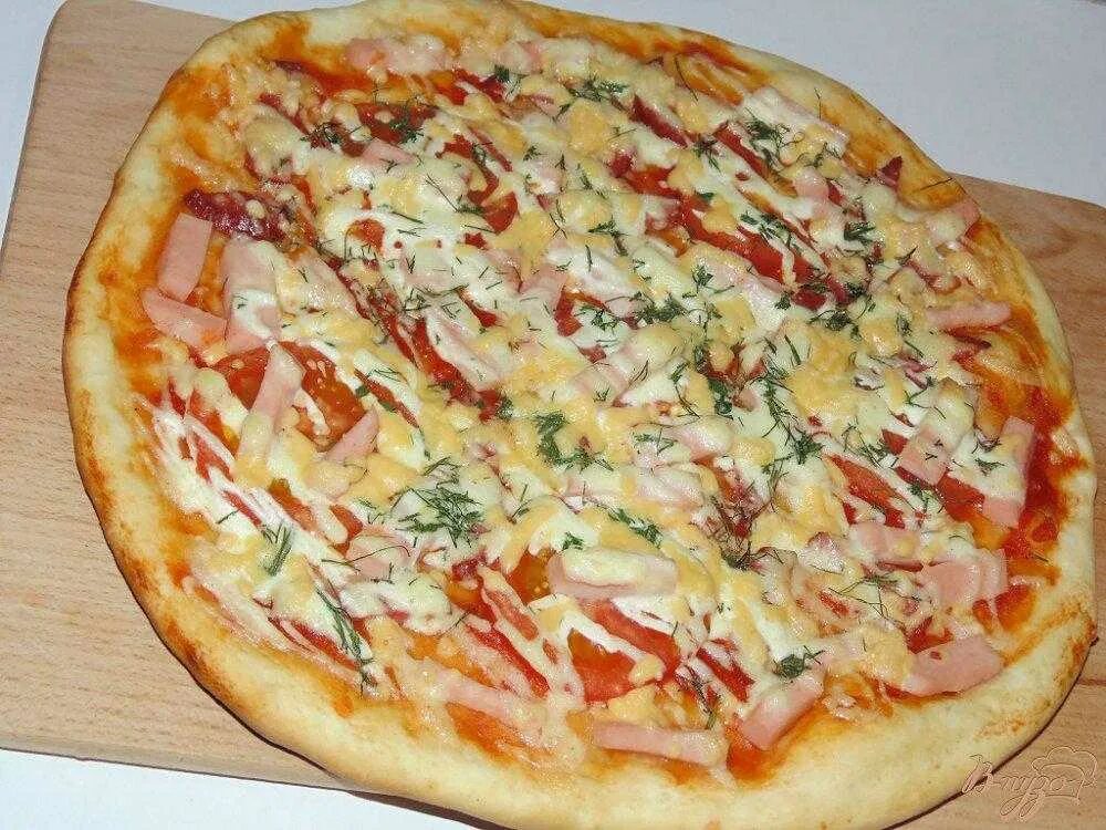 Домашняя пицца без колбасы. Пицца с колбасой. Пицца с колбасой и сыром. Пицца с колбасой и сыром и помидорами. Пицца с салями и помидорами.