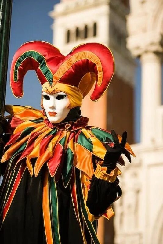 Венецианская маска пьеро. Carnival costume red and black. Венецианская маска шут джокер. Маска арлекина венеция 17 век. Венецианский карнавал костюм шута.