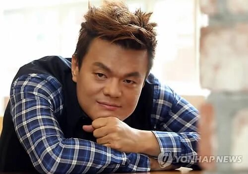 Директор джуп. Пак джинён jyp. пак чин ён jyp. jyp entertainment директор. jyp директор джей.