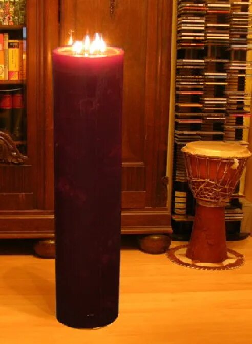 Большие белые свечи. Гигантская свеча. Большие высокие свечи. Свечи восковые большие. Огромная свечка в церкви.