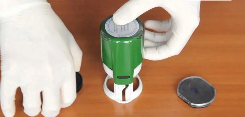 Как заправить печать штемпельной краской. Заправить круглую печать. Как заправлять штемпельную. Заправить печать чернилами. Заправить печать чернилами.