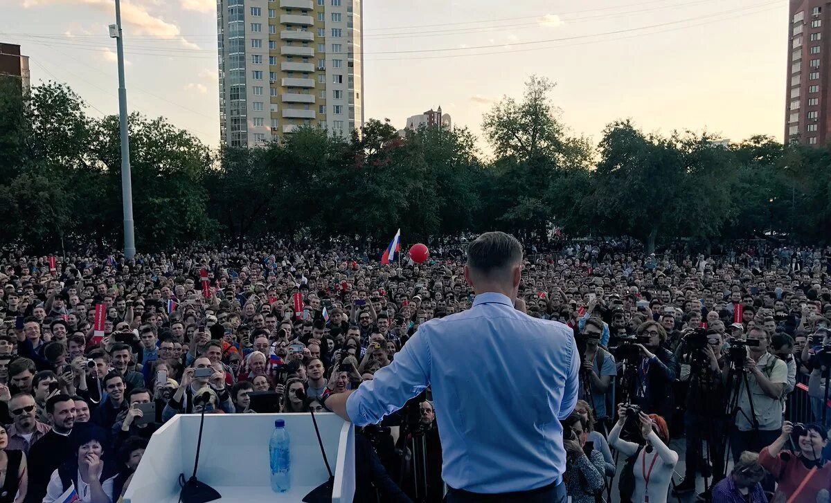 Выступления навального на митингах. Трибуны для выступлений. Оратор на митинге. Митинг с трибуны.