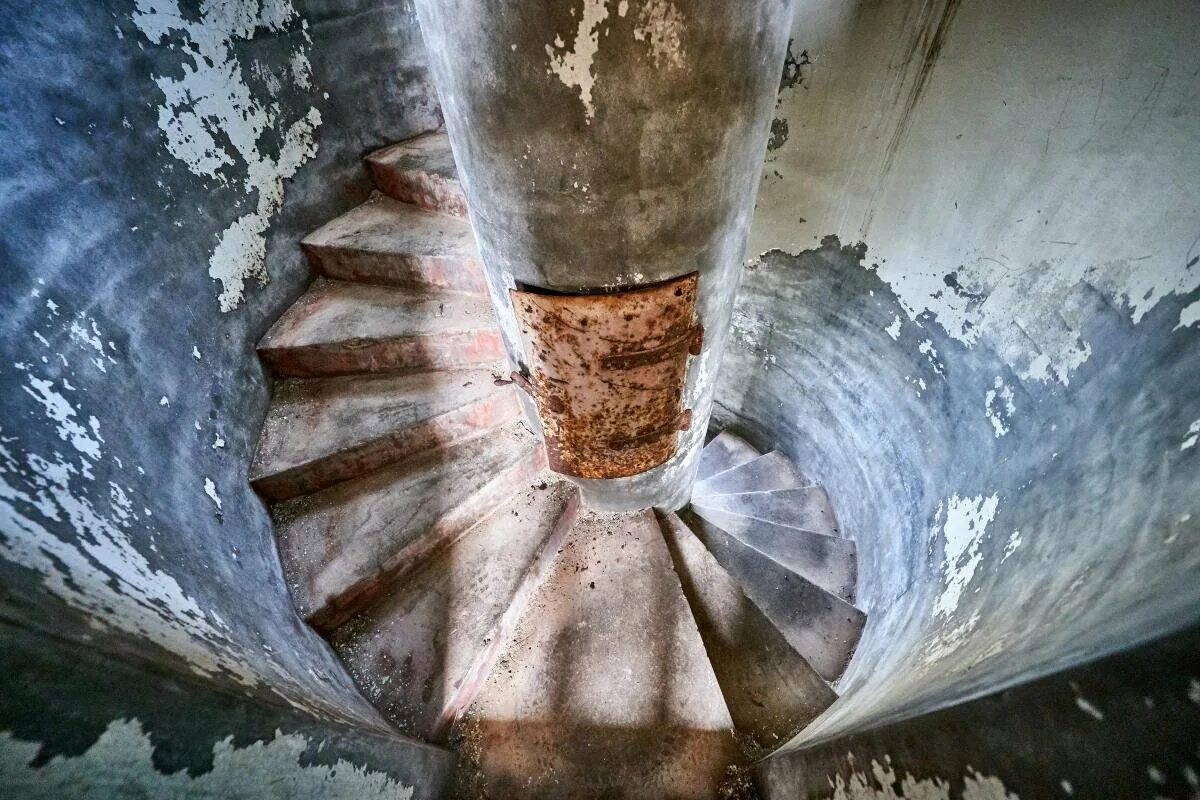 Атомный маяк анива внутри. Маяк внутри фото. Осиновецкий маяк внутри. Маяк анива экскурсия. Лампа внутри маяка.