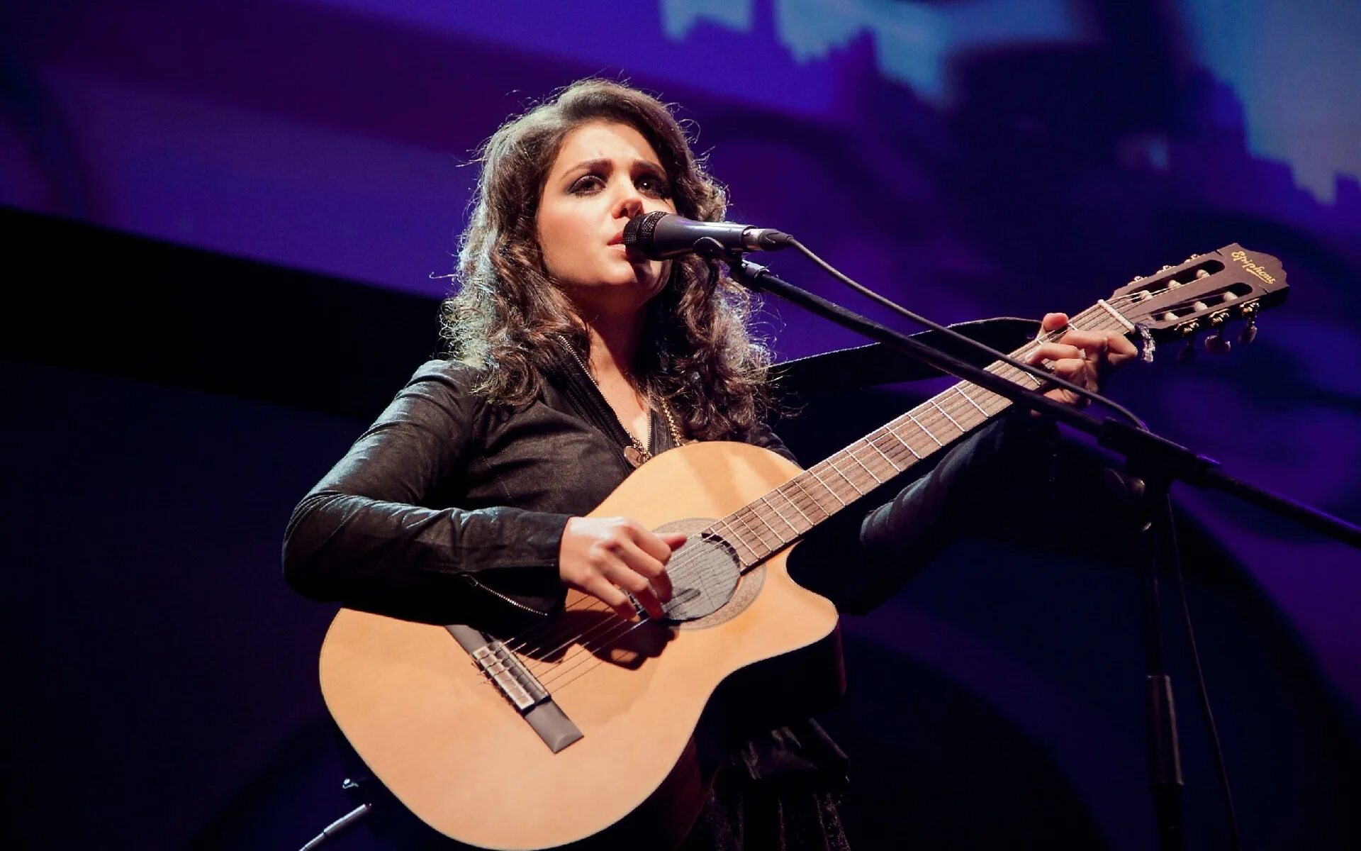 Пою других исполнителей. Кэти Мелуа. Katie Melua. 2022 Концерт. Певица гитарист Татевик. Певица Кэти Мелуа фото.