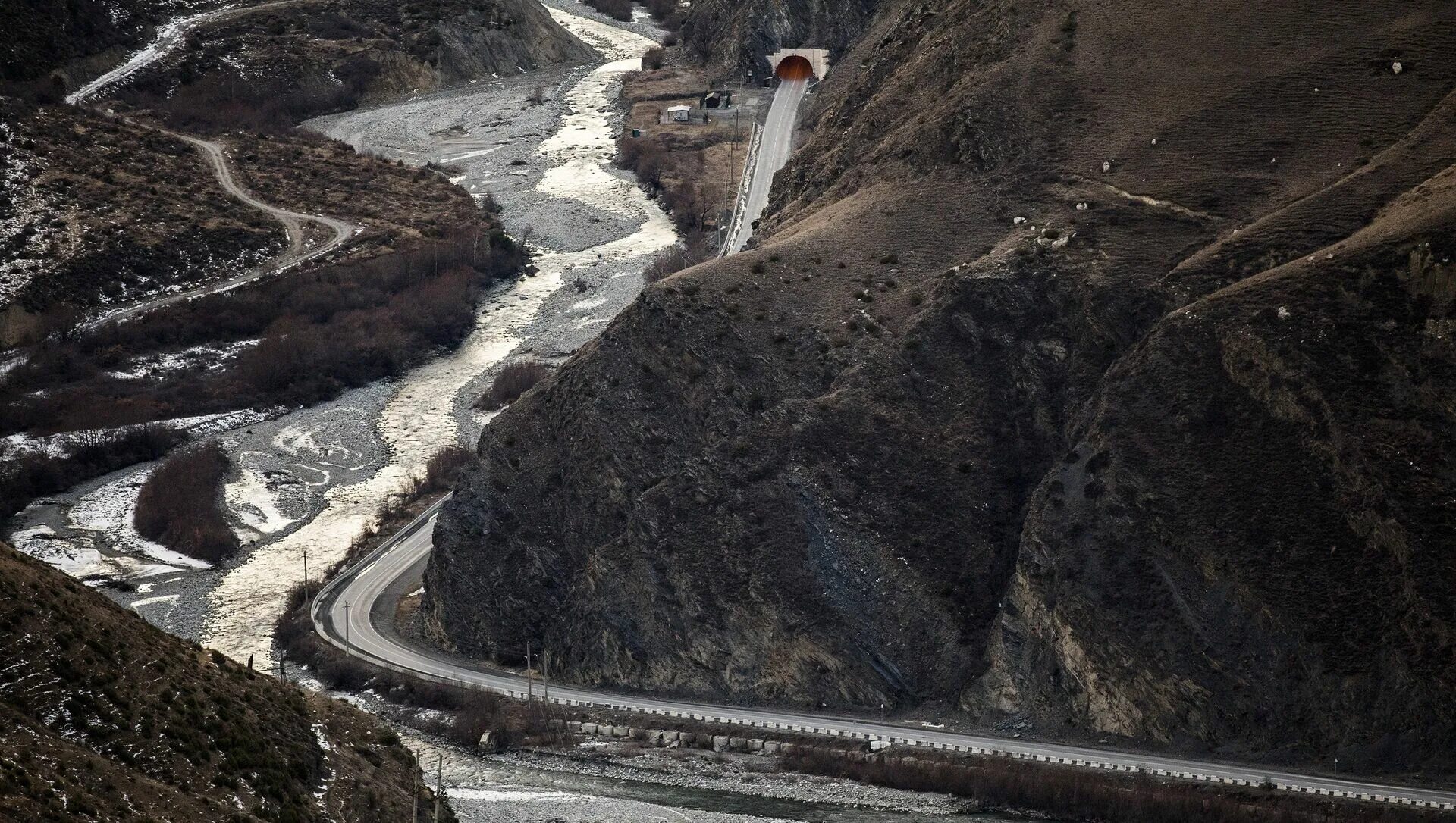 Дорога в южную осетию. Транскавказская магистраль в южной осетии. Транскавказская автомагистраль верхний ларс. Северная осетия рокский перевал. Транскам туннель южная осетия.