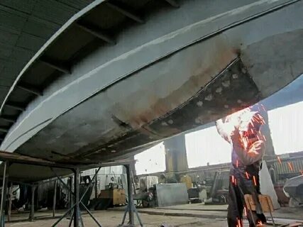 Объясните почему необходимо очищать днище корабля