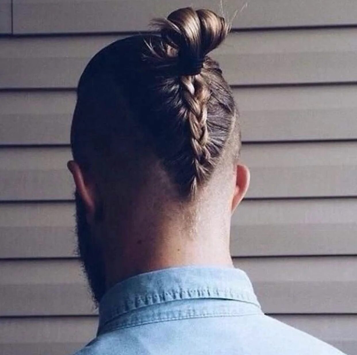 Косы на андеркат. Колин фаррелл топ кнот. андеркат man bun. стрижка андеркат кнот. топ кнот андеркат.
